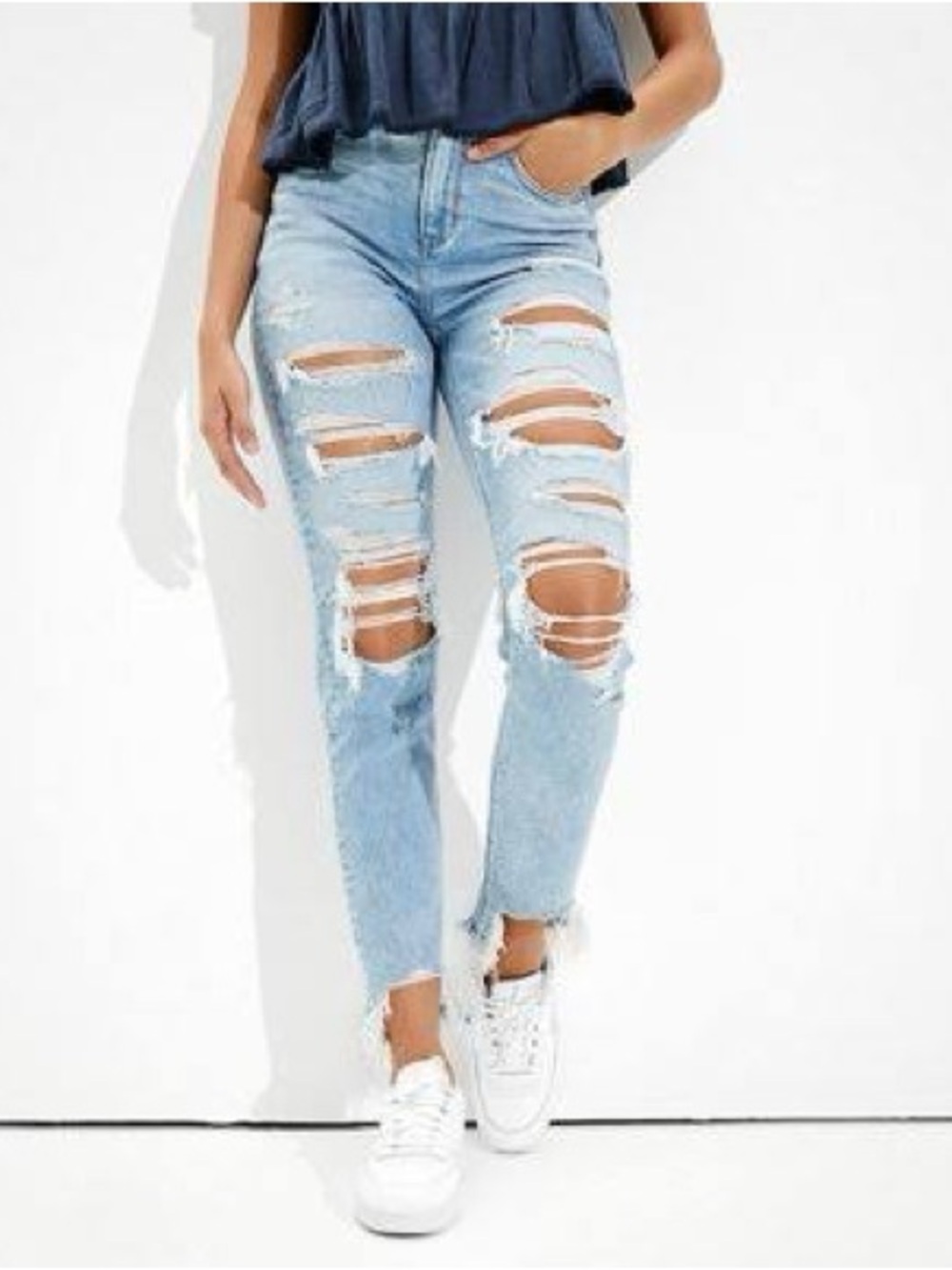 American Eagle Stretch Ripped Mom Jeans Size 6 Short